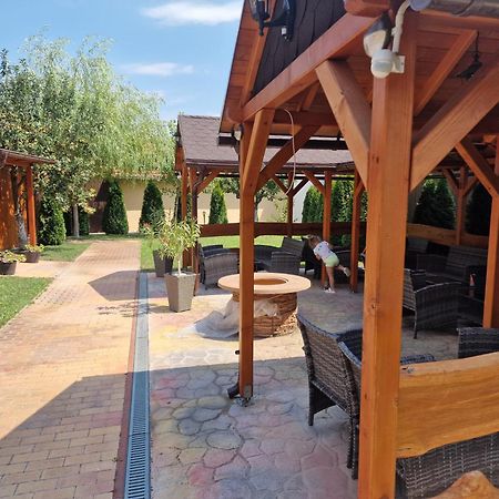 Holiday Apartmanhaz גיולה מראה חיצוני תמונה