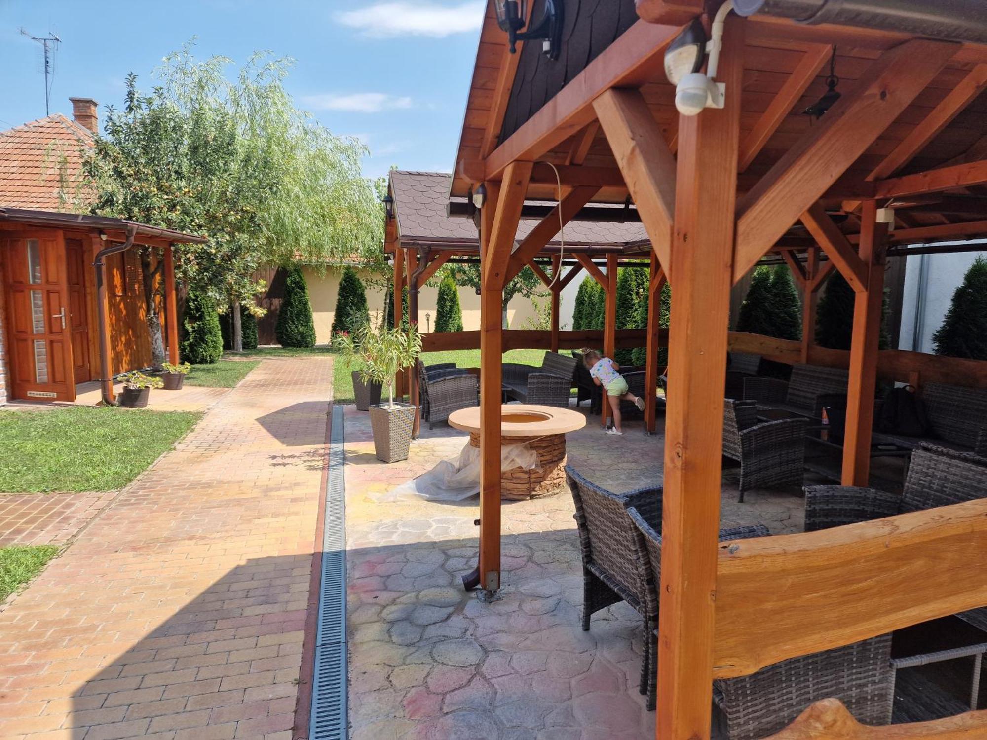 Holiday Apartmanhaz גיולה מראה חיצוני תמונה
